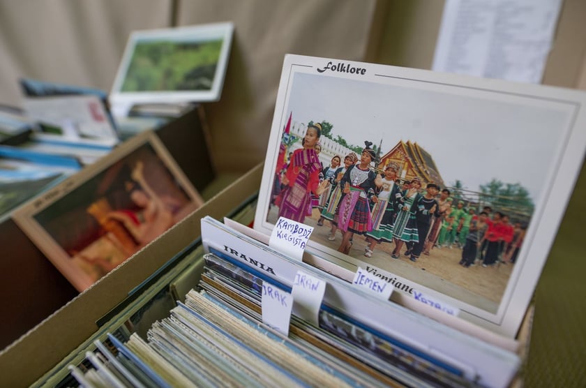 kolekcjoner pocztówek Stanisław Chmura z Wrocławia. W imponującej kolekcji ma ponad tysiąc wrocławskich widokówek