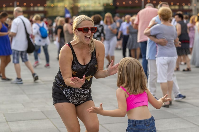 Wrocławska Potańcówka: wrocławianie tanecznie pożegnali wakacje na pl. Wolności [28.08.2022]