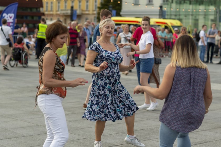 Wrocławska Potańcówka: wrocławianie tanecznie pożegnali wakacje na pl. Wolności [28.08.2022]