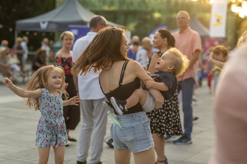 Wrocławska Potańcówka: wrocławianie tanecznie pożegnali wakacje na pl. Wolności [28.08.2022]