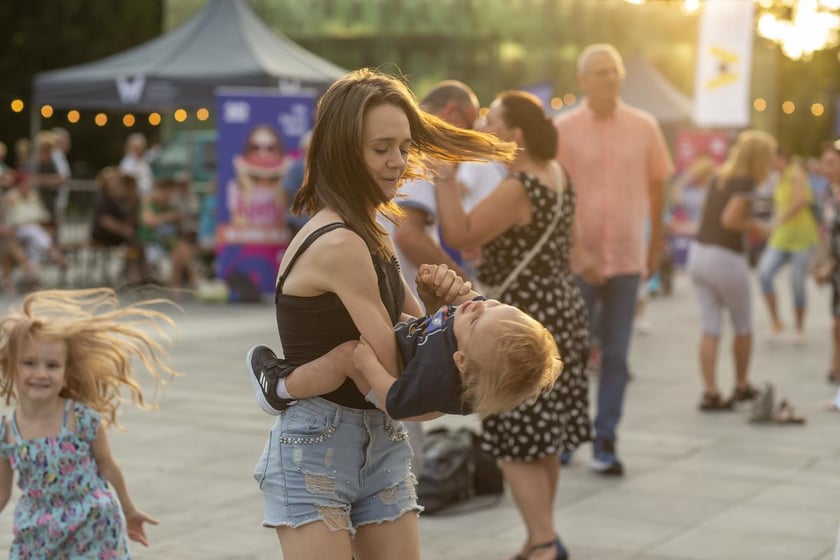Wrocławska Potańcówka: wrocławianie tanecznie pożegnali wakacje na pl. Wolności [28.08.2022]