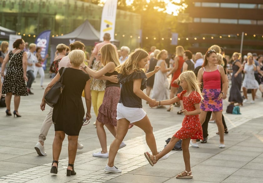 Wrocławska Potańcówka: wrocławianie tanecznie pożegnali wakacje na pl. Wolności [28.08.2022]