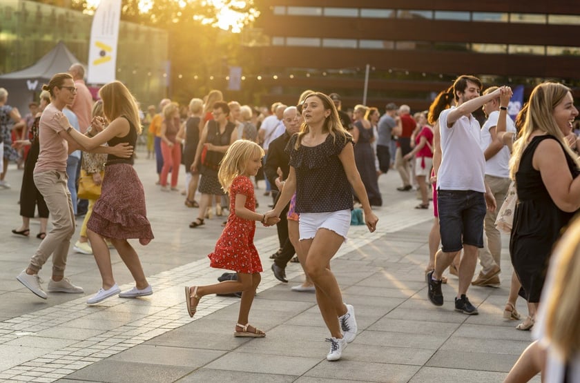 Wrocławska Potańcówka: wrocławianie tanecznie pożegnali wakacje na pl. Wolności [28.08.2022]