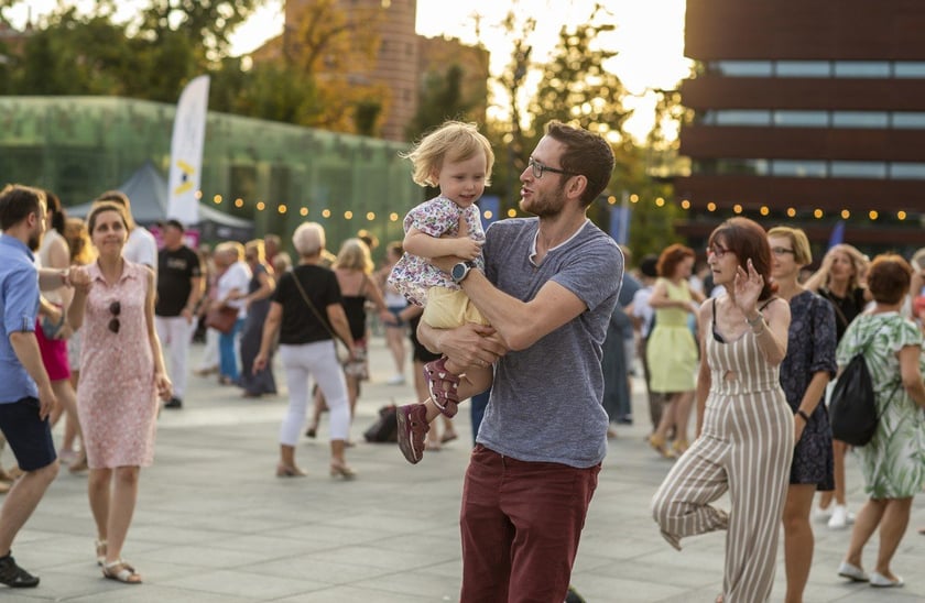 Wrocławska Potańcówka: wrocławianie tanecznie pożegnali wakacje na pl. Wolności [28.08.2022]