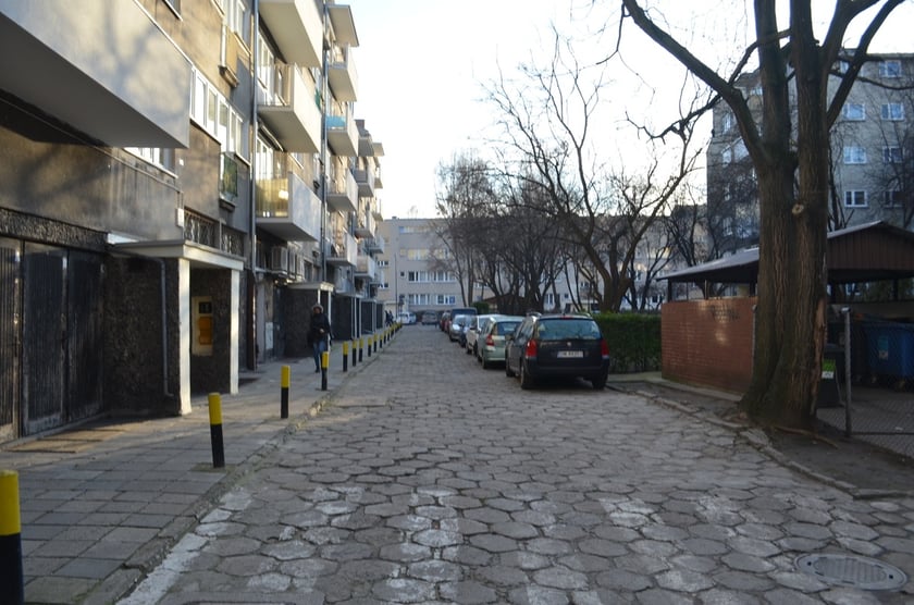 Na podwórku pomiędzy ulicą Kotlarską i pl. Nowy Targ zamontowano podziemne kubły