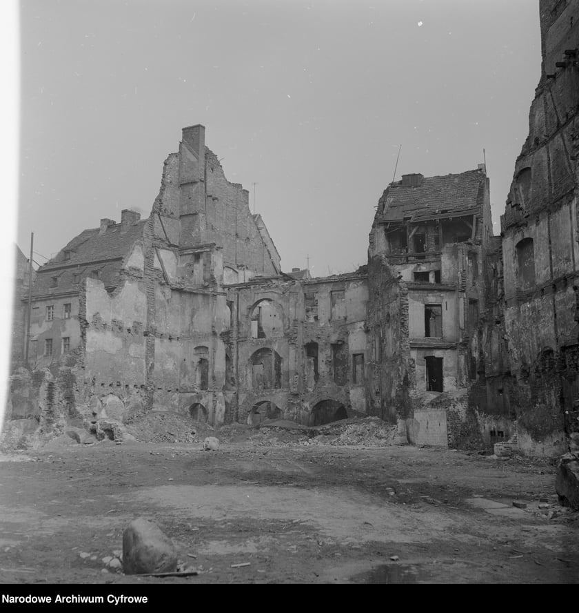 Wrocław w latach 60. XX w. Zrujnowana kamienica przy ul. Kazimierza Wielkiego