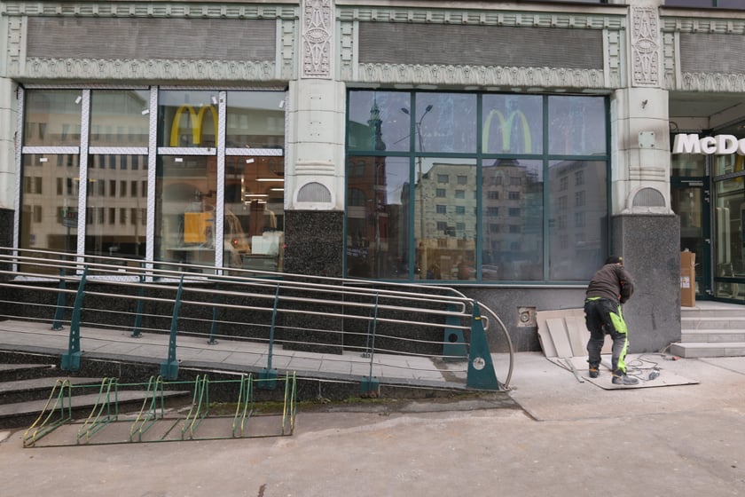 Na zdjęciu budynek u zbiegu ul. Ruskiej i Kazimierza Wielkiego, w którym powstaje restauracja McDonald's. Trwa remont