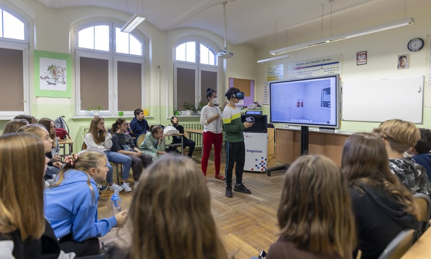 Lekcja chemii w Szkole Podstawowej nr 1 im. Marii Dąbrowskiej we Wrocławiu