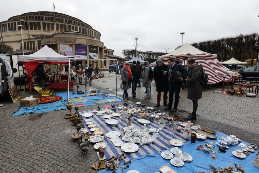 Na zdjęciach widać rzeczy, które można kupić na targu staroci koło Hali Stulecia  we Wrocławiu