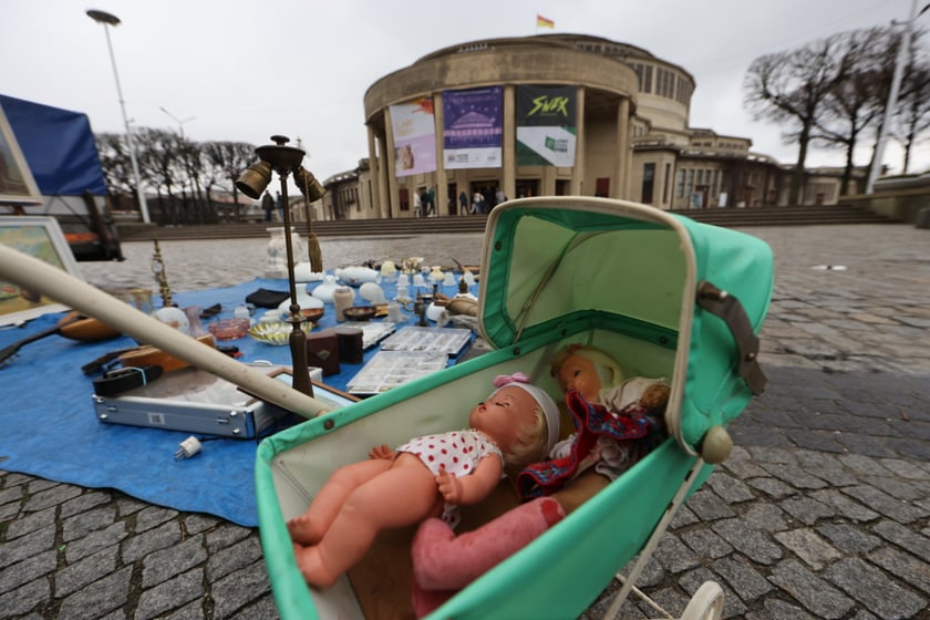 Na zdjęciach widać rzeczy, które można kupić na targu staroci koło Hali Stulecia  we Wrocławiu