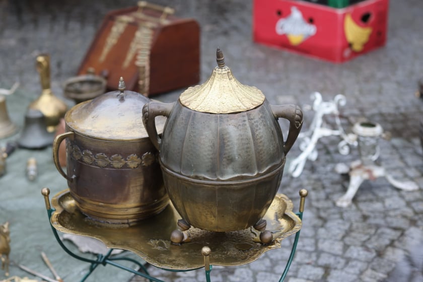 Na zdjęciach widać rzeczy, które można kupić na targu staroci koło Hali Stulecia  we Wrocławiu