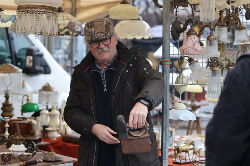 Na zdjęciach widać rzeczy, które można kupić na targu staroci koło Hali Stulecia  we Wrocławiu