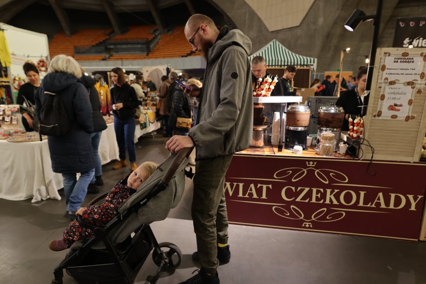Na zdjęciach widać rzeczy, które można kupić w weekend w Hali Stulecia we Wrocławiu