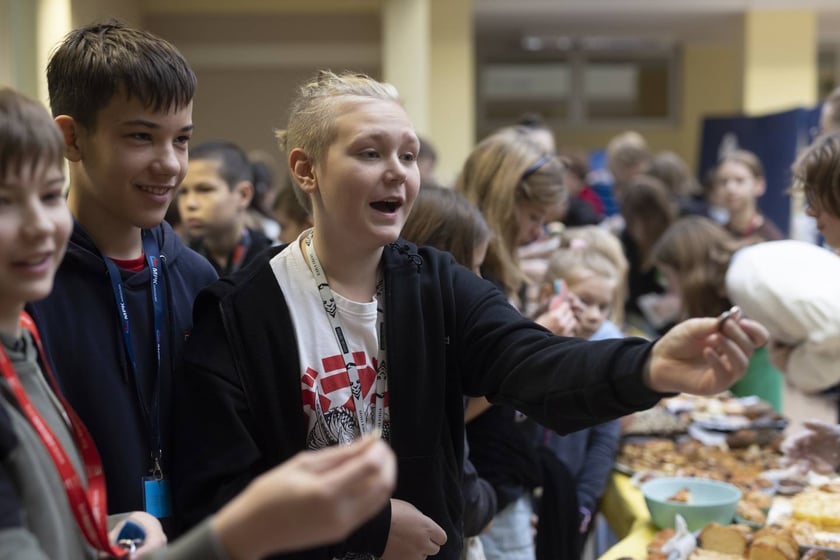 Uczniowie i nauczyciele ze Szkoły Podstawowej nr 17 przy ul. Wieczystej uczestniczą w akcji charytatywnej ?Pomoc dla Ukrainy?.