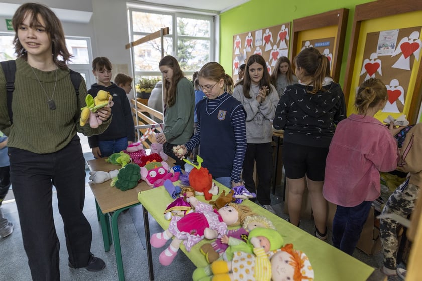 Uczniowie i nauczyciele ze Szkoły Podstawowej nr 17 przy ul. Wieczystej uczestniczą w akcji charytatywnej ?Pomoc dla Ukrainy?.
