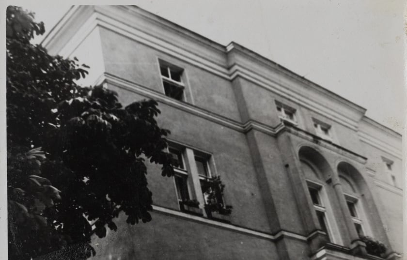 Zdjęcie z albumu przygotowanego przez wielbicielki Igora Przegrodzkiego. Okna mieszkania Przegrodzkiego