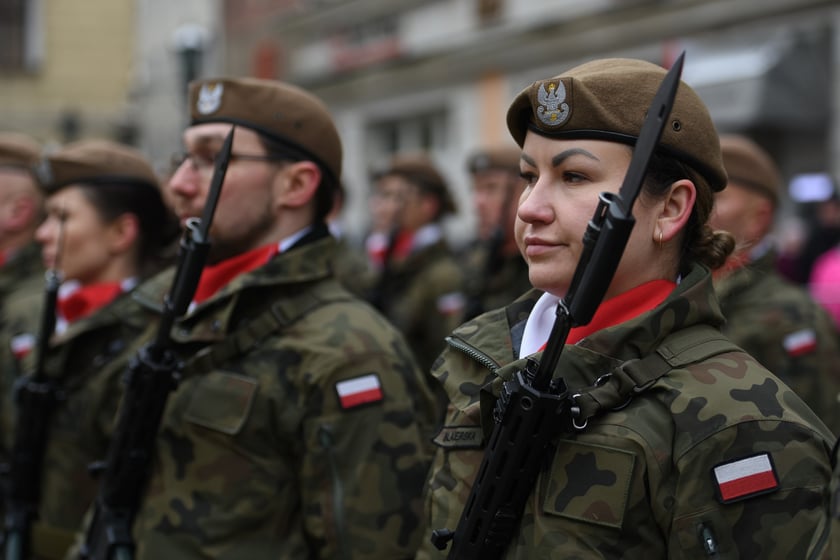 Na zdjęciu 80 nowych żołnierzy Wojsk Obrony Terytorialnej z Dolnego Śląska. W sobotę złożyli uroczystą przysięgę w Świdnicy