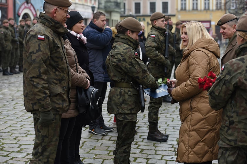 Na zdjęciu 80 nowych żołnierzy Wojsk Obrony Terytorialnej z Dolnego Śląska. W sobotę złożyli uroczystą przysięgę w Świdnicy