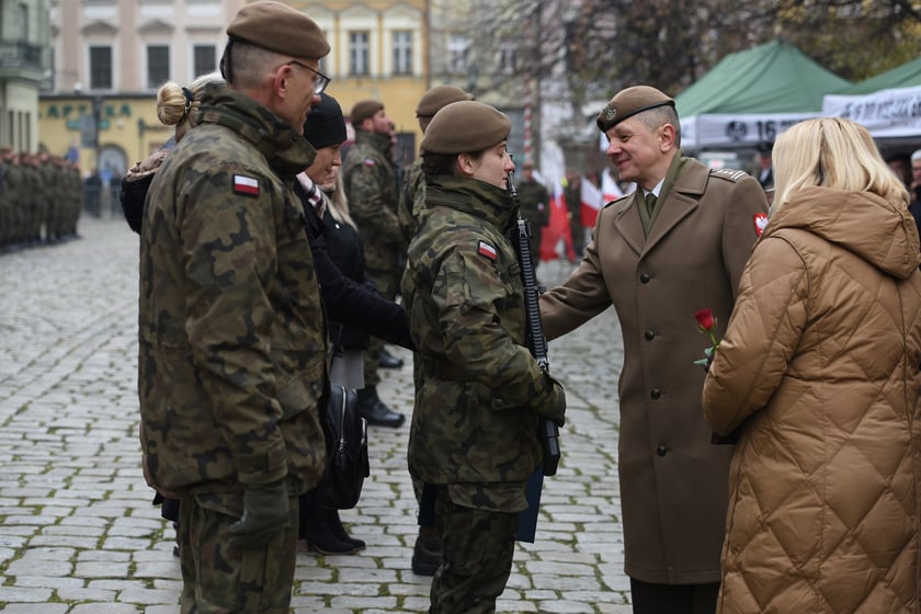 Na zdjęciu 80 nowych żołnierzy Wojsk Obrony Terytorialnej z Dolnego Śląska. W sobotę złożyli uroczystą przysięgę w Świdnicy