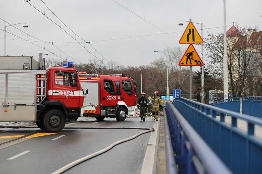 Awaria gazociągu przy moście Szczytnickim we Wrocławiu we wtorek, 6 grudnia 2022 r.