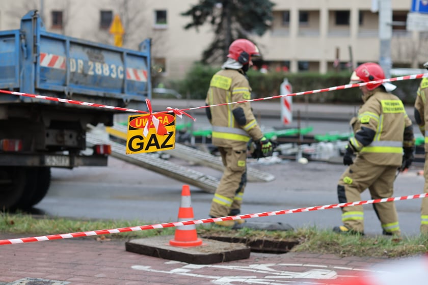 Awaria gazociągu przy moście Szczytnickim we Wrocławiu we wtorek, 6 grudnia 2022 r.
