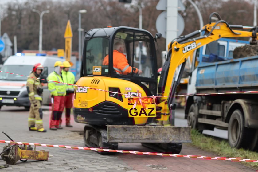 Awaria gazociągu przy moście Szczytnickim we Wrocławiu we wtorek, 6 grudnia 2022 r.