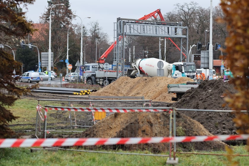 Awaria gazociągu przy moście Szczytnickim we Wrocławiu we wtorek, 6 grudnia 2022 r.