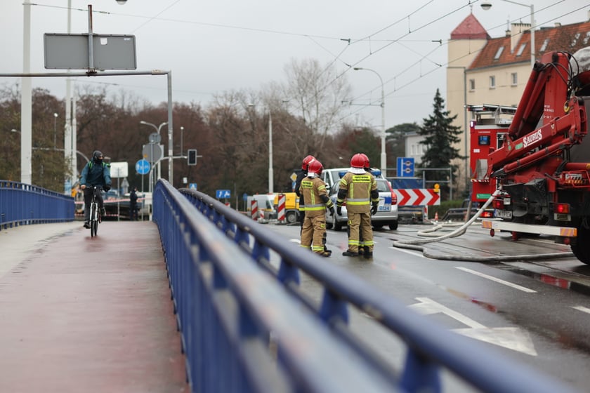 Awaria gazociągu przy moście Szczytnickim we Wrocławiu we wtorek, 6 grudnia 2022 r.