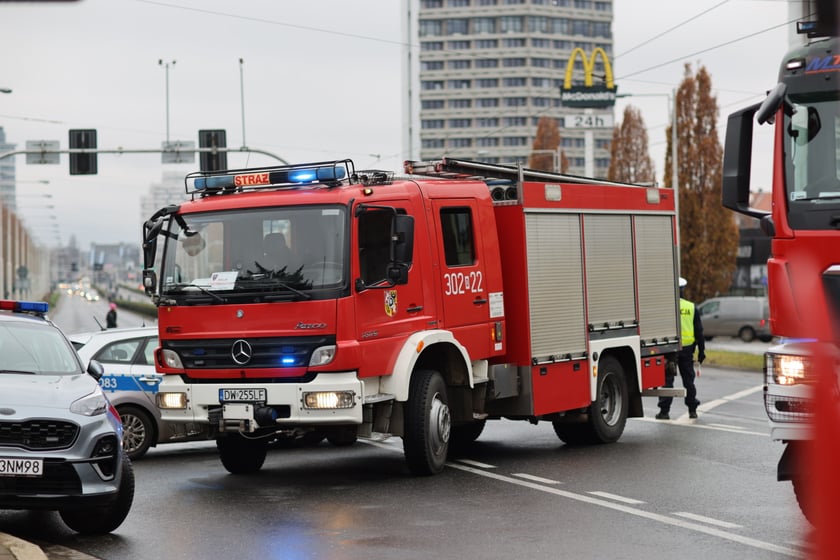 Awaria gazociągu przy moście Szczytnickim we Wrocławiu we wtorek, 6 grudnia 2022 r.