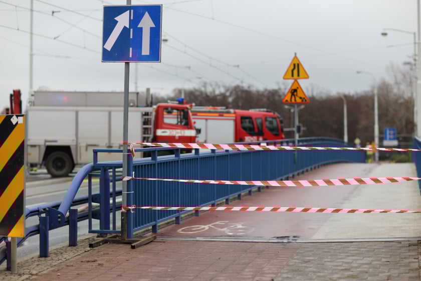 Awaria gazociągu przy moście Szczytnickim we Wrocławiu we wtorek, 6 grudnia 2022 r.