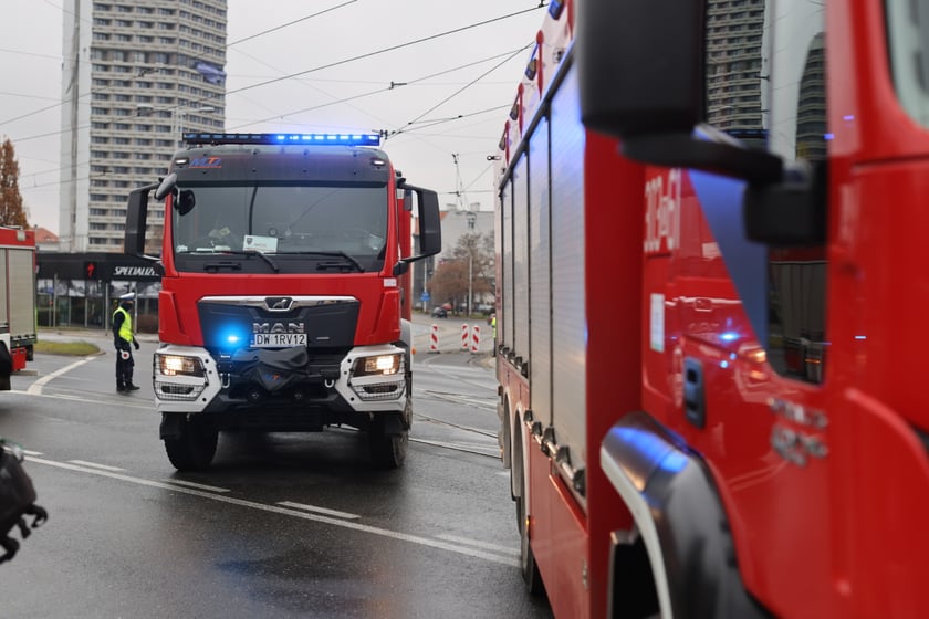 Awaria gazociągu przy moście Szczytnickim we Wrocławiu we wtorek, 6 grudnia 2022 r.