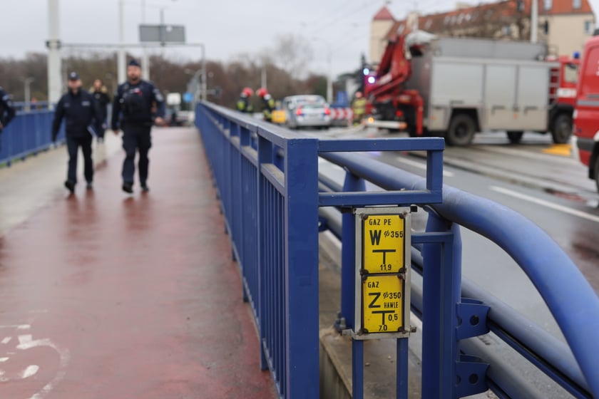 Awaria gazociągu przy moście Szczytnickim we Wrocławiu we wtorek, 6 grudnia 2022 r.