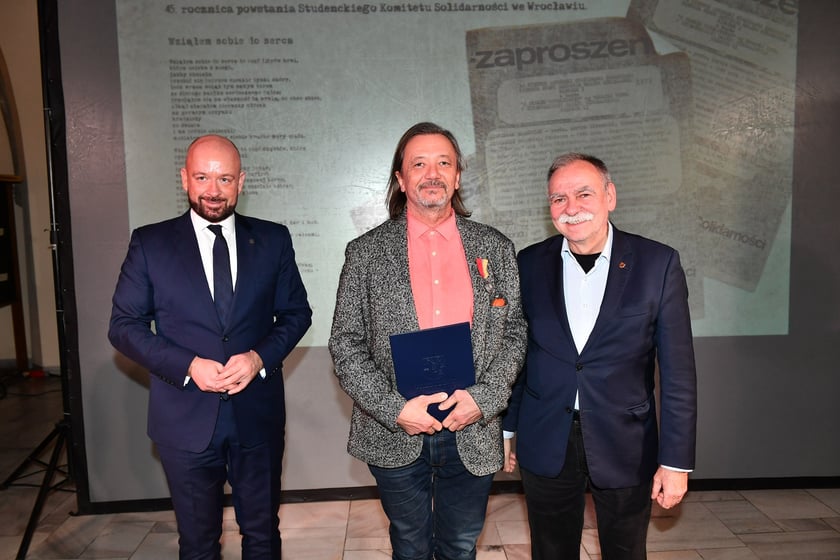 Uroczystość nadania odznak "Wrocław z wdzięcznością ? Wratislawia Grato Animo" działaczom Studenckiego Komitetu Solidarności we Wrocławiu