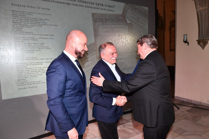 Uroczystość nadania odznak "Wrocław z wdzięcznością ? Wratislawia Grato Animo" działaczom Studenckiego Komitetu Solidarności we Wrocławiu