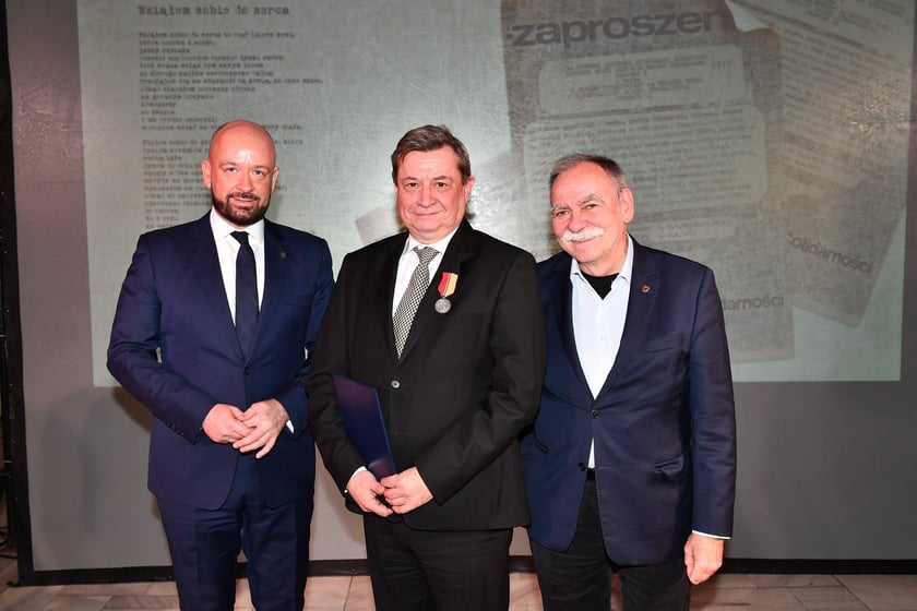 Uroczystość nadania odznak "Wrocław z wdzięcznością ? Wratislawia Grato Animo" działaczom Studenckiego Komitetu Solidarności we Wrocławiu