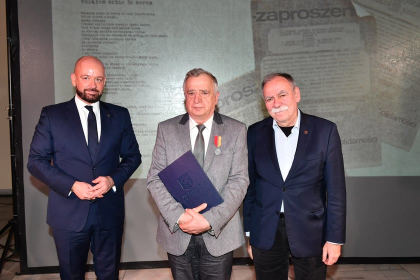 Uroczystość nadania odznak "Wrocław z wdzięcznością ? Wratislawia Grato Animo" działaczom Studenckiego Komitetu Solidarności we Wrocławiu
