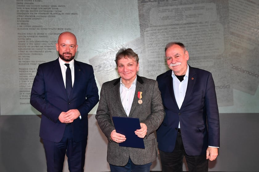 Uroczystość nadania odznak "Wrocław z wdzięcznością ? Wratislawia Grato Animo" działaczom Studenckiego Komitetu Solidarności we Wrocławiu