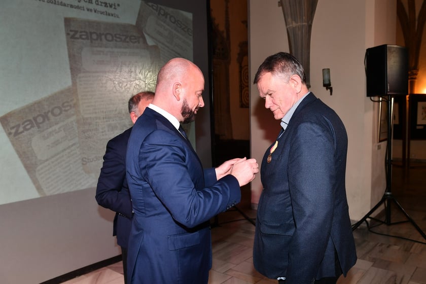 Uroczystość nadania odznak "Wrocław z wdzięcznością ? Wratislawia Grato Animo" działaczom Studenckiego Komitetu Solidarności we Wrocławiu