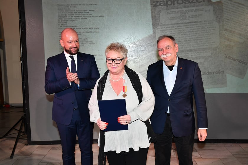 Uroczystość nadania odznak "Wrocław z wdzięcznością ? Wratislawia Grato Animo" działaczom Studenckiego Komitetu Solidarności we Wrocławiu