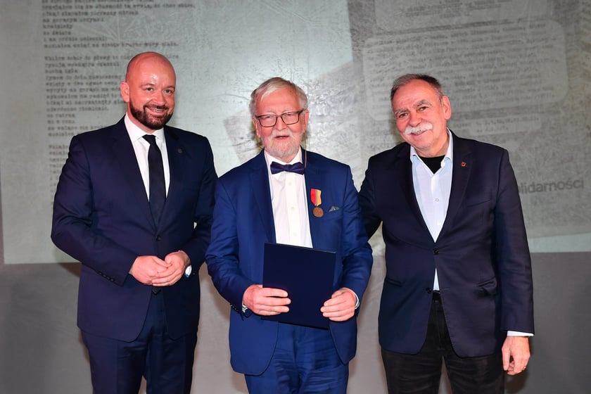Uroczystość nadania odznak "Wrocław z wdzięcznością ? Wratislawia Grato Animo" działaczom Studenckiego Komitetu Solidarności we Wrocławiu