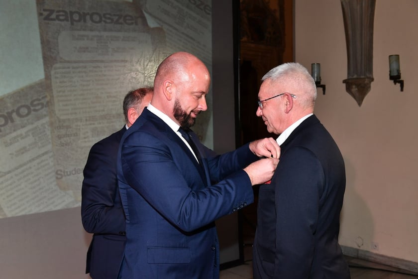 Uroczystość nadania odznak "Wrocław z wdzięcznością ? Wratislawia Grato Animo" działaczom Studenckiego Komitetu Solidarności we Wrocławiu