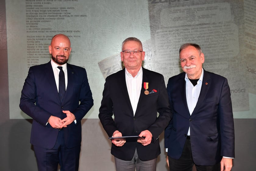 Uroczystość nadania odznak "Wrocław z wdzięcznością ? Wratislawia Grato Animo" działaczom Studenckiego Komitetu Solidarności we Wrocławiu