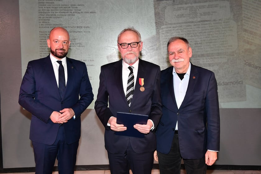 Uroczystość nadania odznak "Wrocław z wdzięcznością ? Wratislawia Grato Animo" działaczom Studenckiego Komitetu Solidarności we Wrocławiu