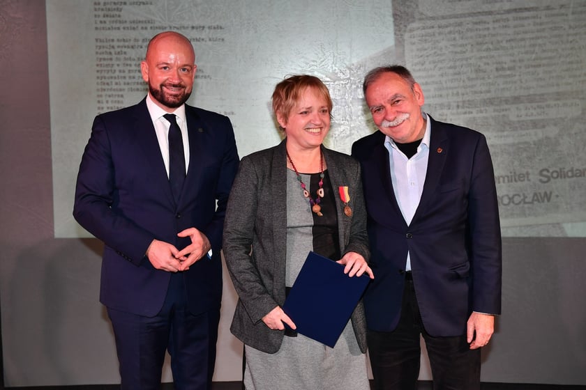 Uroczystość nadania odznak "Wrocław z wdzięcznością ? Wratislawia Grato Animo" działaczom Studenckiego Komitetu Solidarności we Wrocławiu