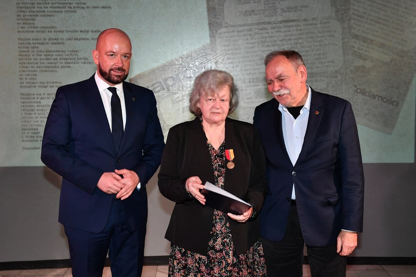 Uroczystość nadania odznak "Wrocław z wdzięcznością ? Wratislawia Grato Animo" działaczom Studenckiego Komitetu Solidarności we Wrocławiu