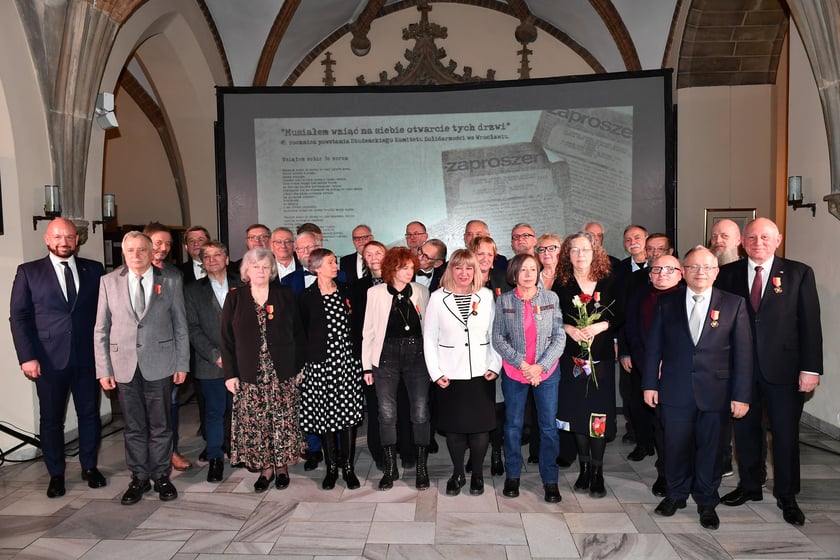 Uroczystość nadania odznak "Wrocław z wdzięcznością ? Wratislawia Grato Animo" działaczom Studenckiego Komitetu Solidarności we Wrocławiu