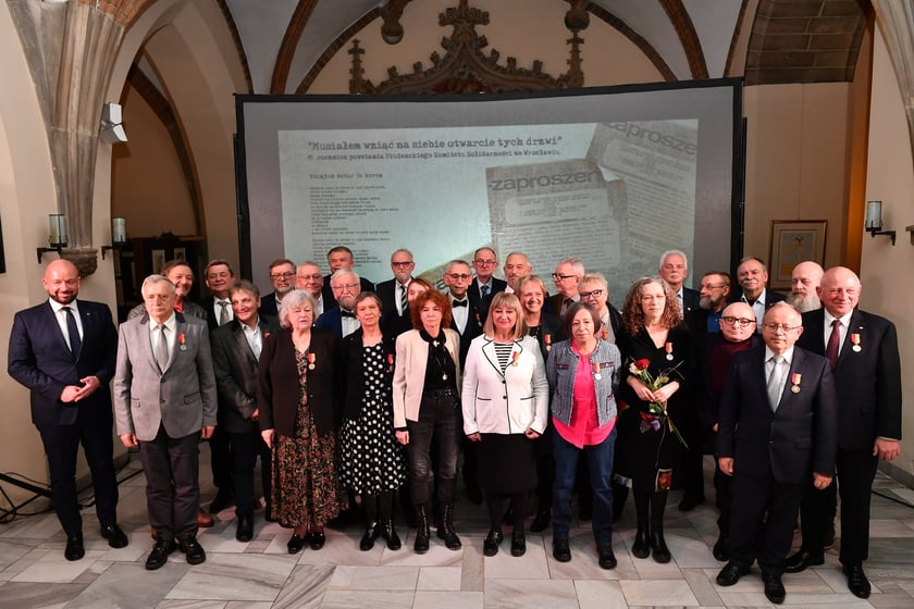 Uroczystość nadania odznak "Wrocław z wdzięcznością ? Wratislawia Grato Animo" działaczom Studenckiego Komitetu Solidarności we Wrocławiu