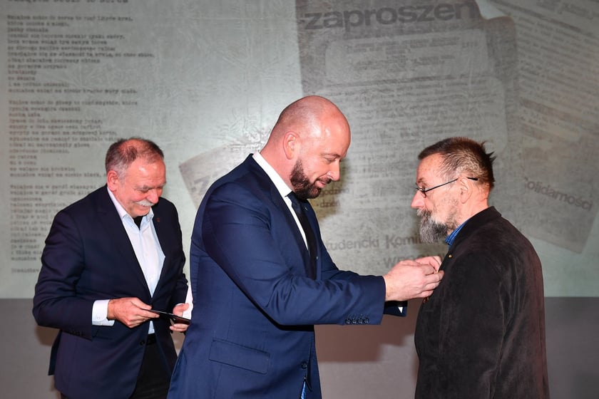 Uroczystość nadania odznak "Wrocław z wdzięcznością ? Wratislawia Grato Animo" działaczom Studenckiego Komitetu Solidarności we Wrocławiu