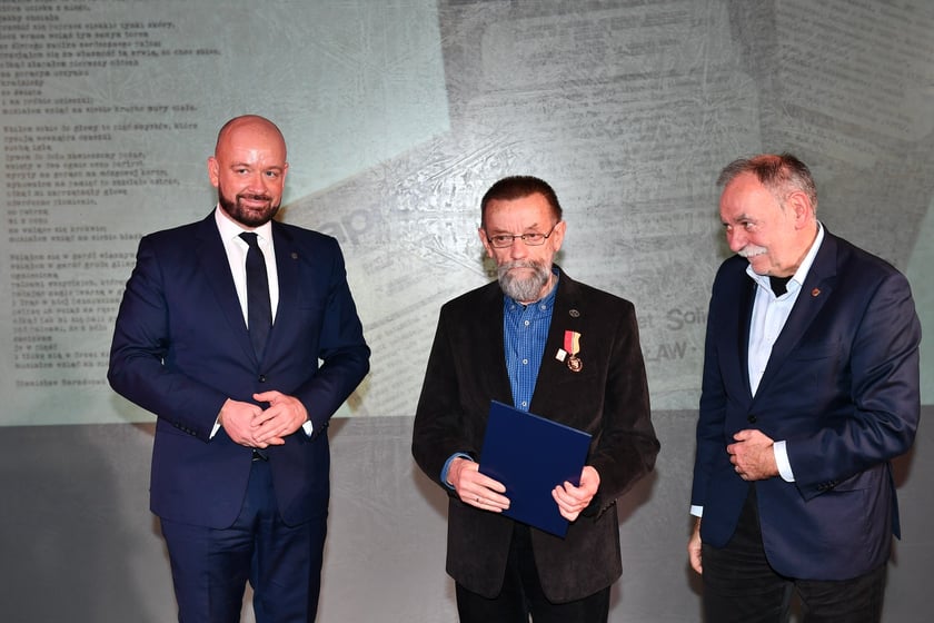 Uroczystość nadania odznak "Wrocław z wdzięcznością ? Wratislawia Grato Animo" działaczom Studenckiego Komitetu Solidarności we Wrocławiu