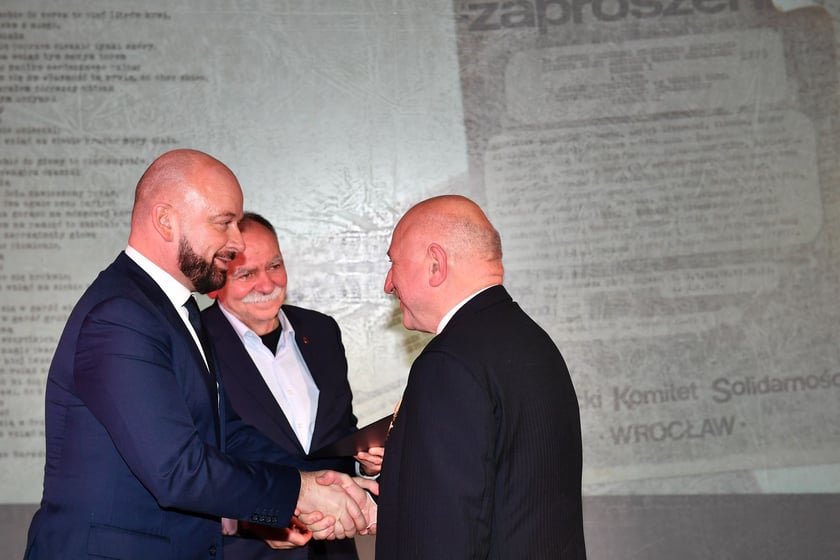Uroczystość nadania odznak "Wrocław z wdzięcznością ? Wratislawia Grato Animo" działaczom Studenckiego Komitetu Solidarności we Wrocławiu